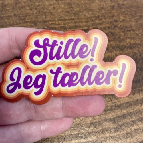 DIE CUT STICKER - STILLE! JEG TÆLLER!