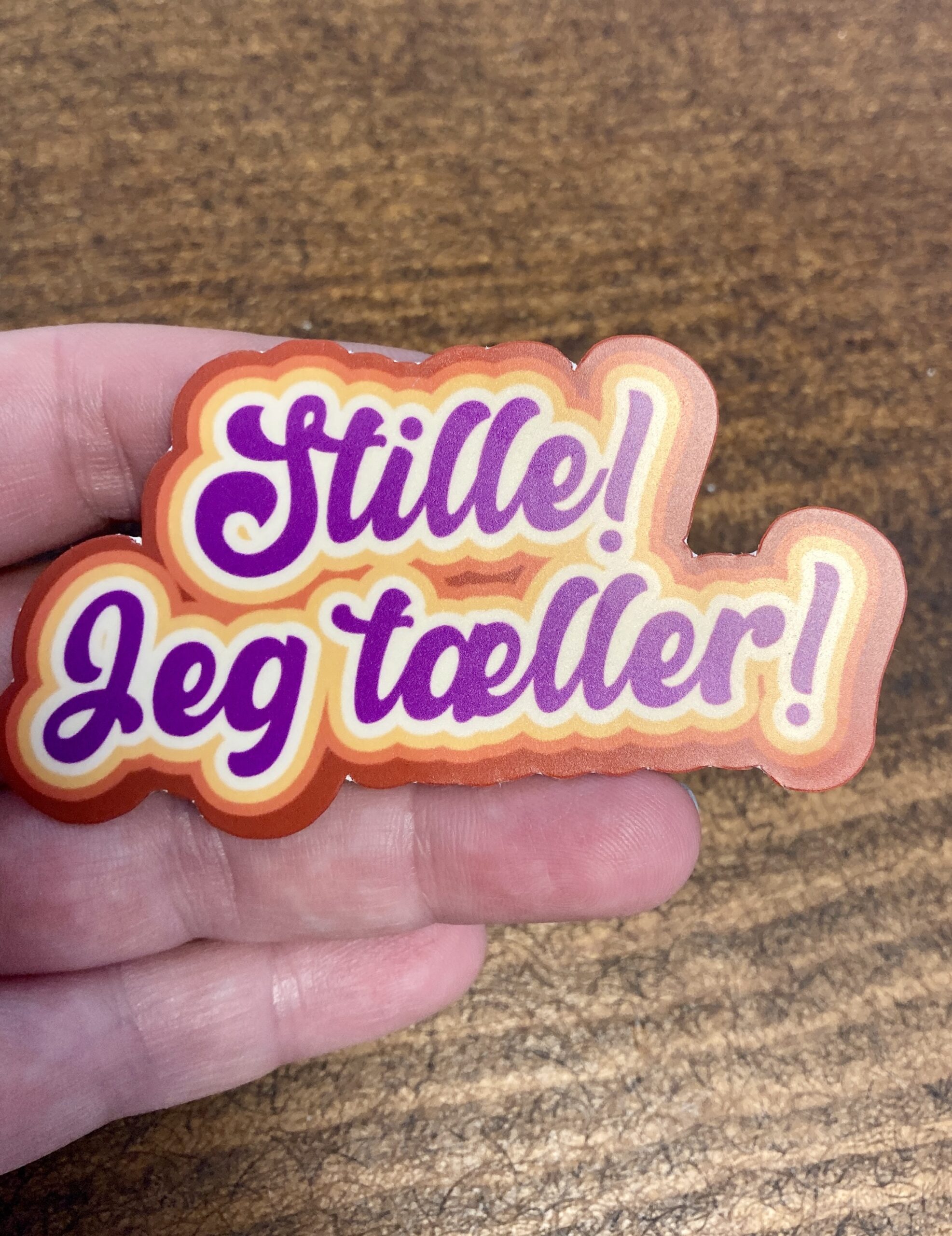 DIE CUT STICKER - STILLE! JEG TÆLLER!